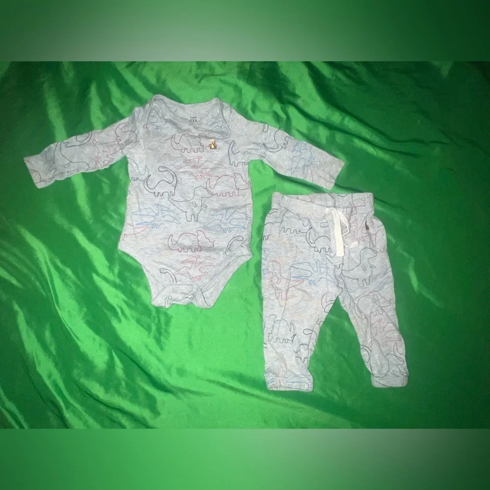 GAP Gray Baby Onesie with Dinosaur Print Pants Set size 6-12 Months